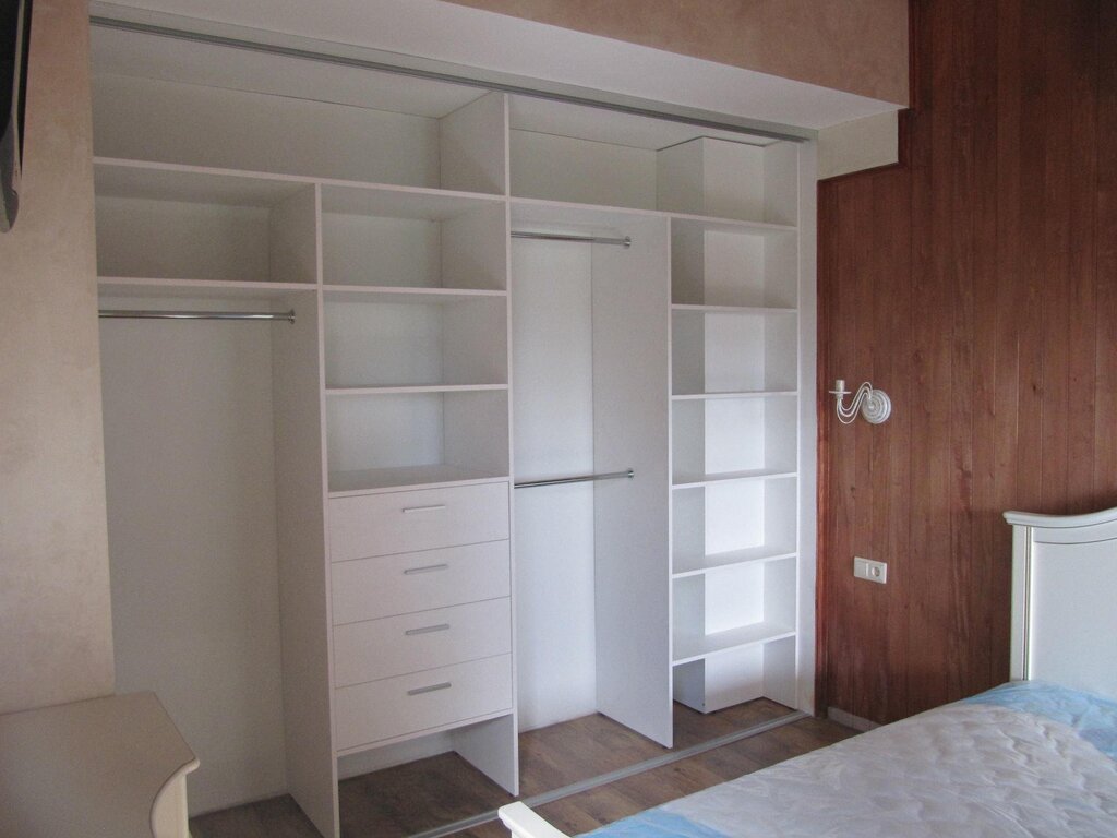 A wardrobe for the entire wall in the bedroom