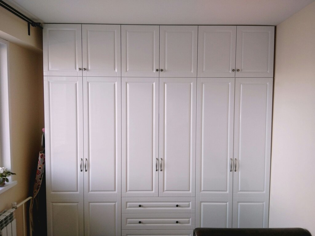 Hinged wardrobe with milling