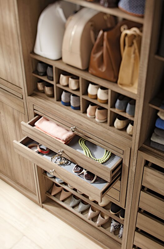 Cabinet with pull-out shelves