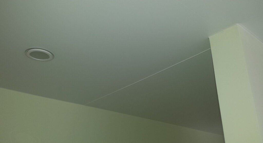 Seam on the stretch ceiling