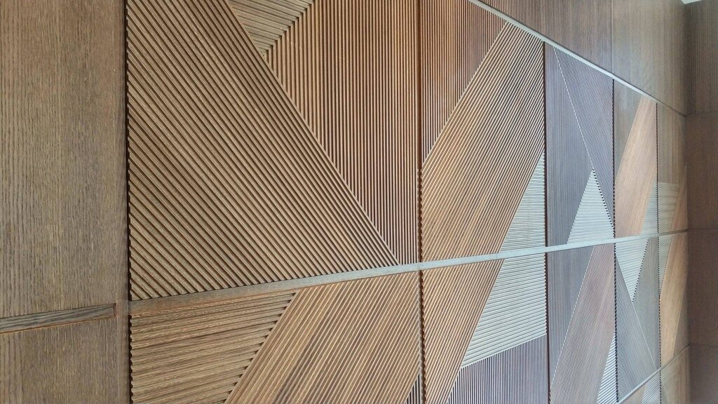 Veneered panels for the ceiling