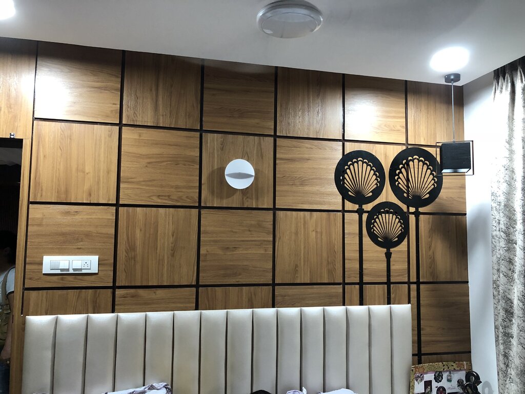 Veneered wall panels for interior decoration