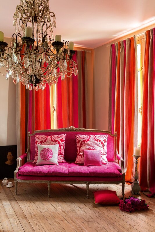 Fuchsia curtains in the interior