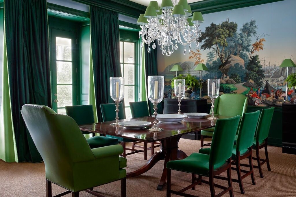 Emerald-colored curtains in the interior