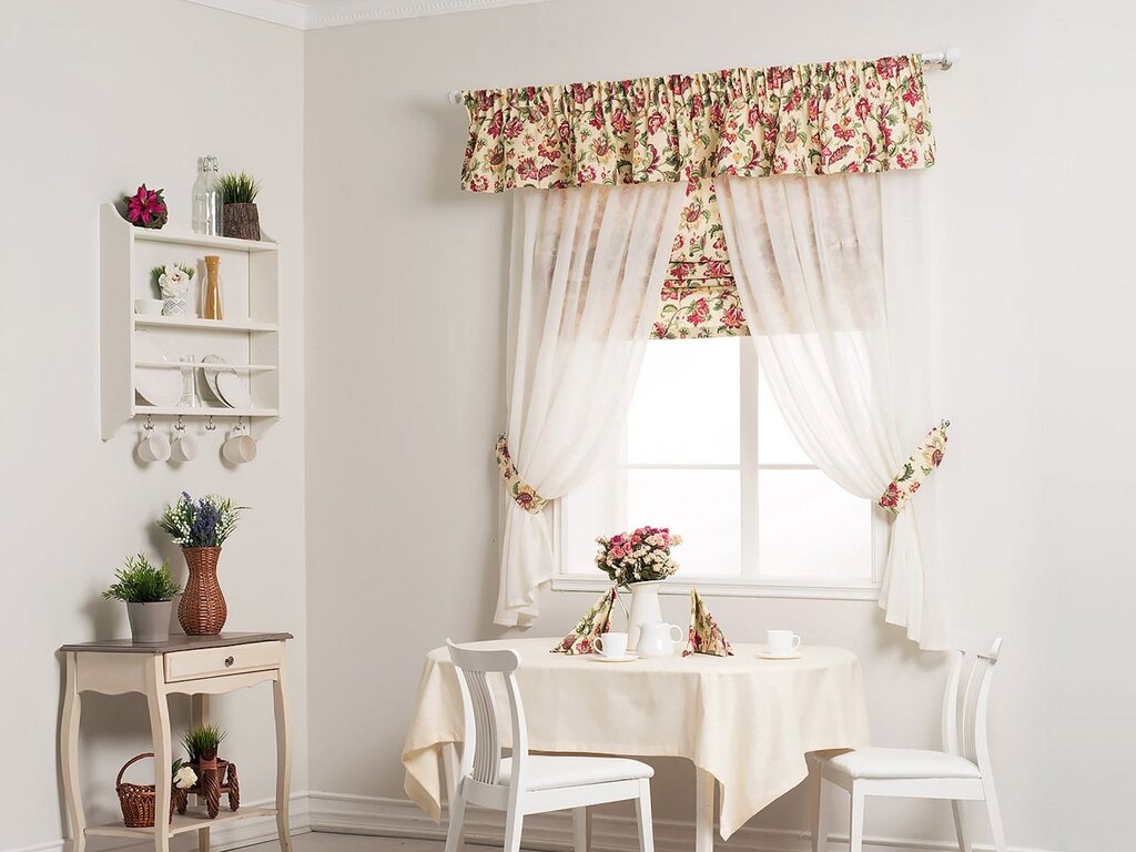 Country-style curtains for the kitchen