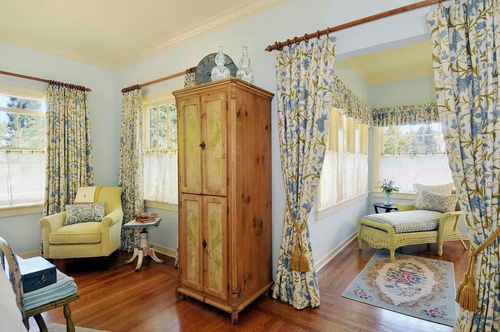 Provence-style curtains for a summer house