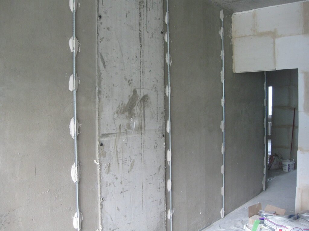 Plastering walls with gypsum plaster using beacons