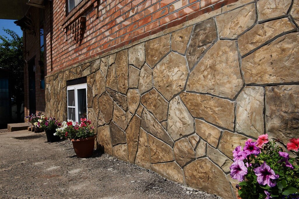 Stone-effect plastering of the plinth