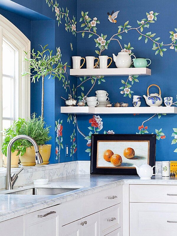 Blue wallpaper in the kitchen