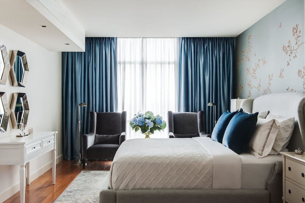 Blue curtains in the bedroom