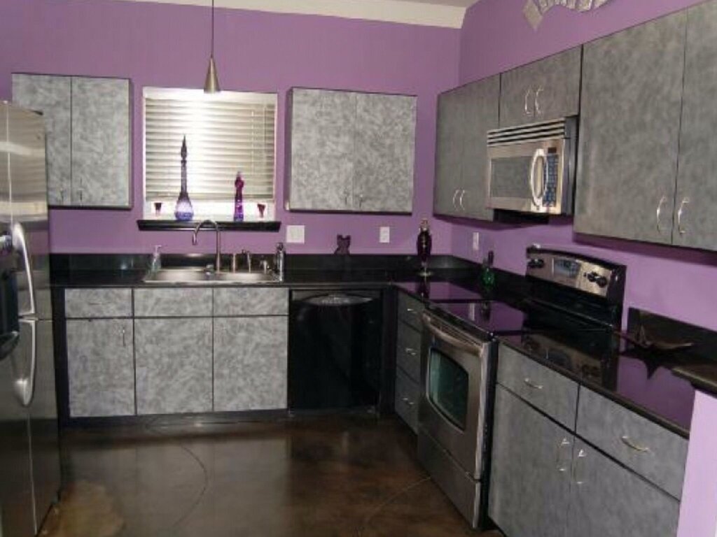 Lilac walls in the kitchen