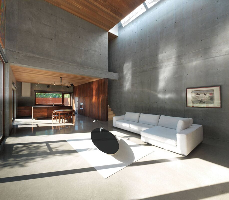 The combination of concrete and wood in the interior