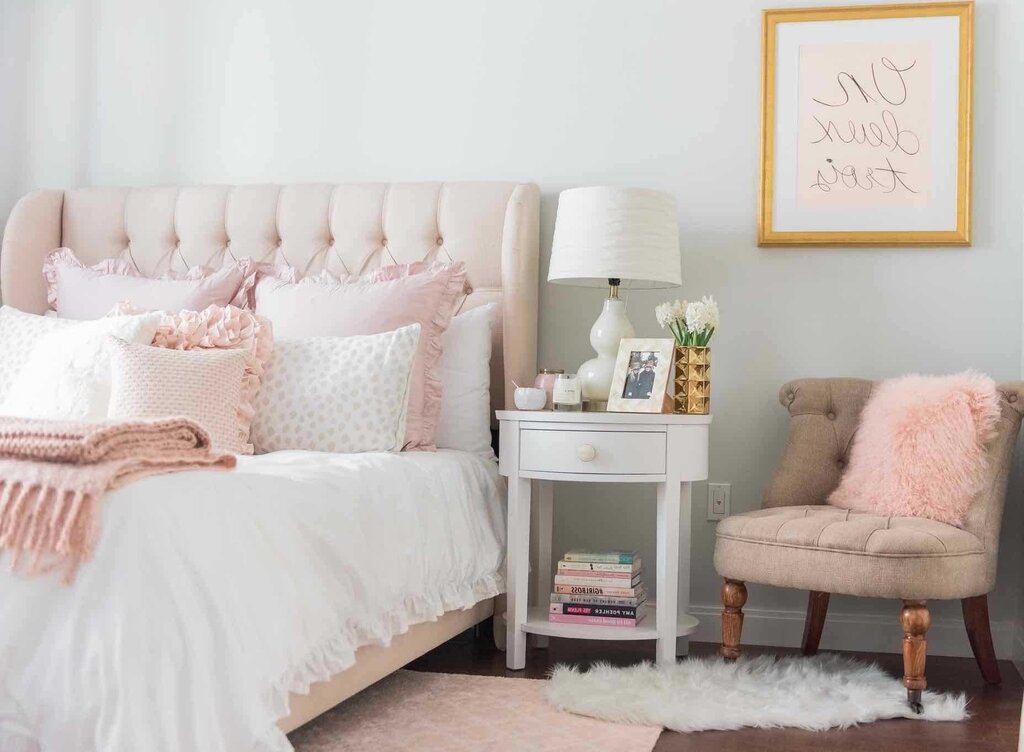 The combination of beige and pink in the interior