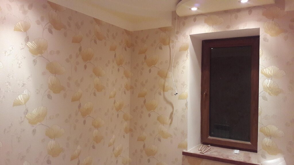 Combination of decorative plaster and wallpaper