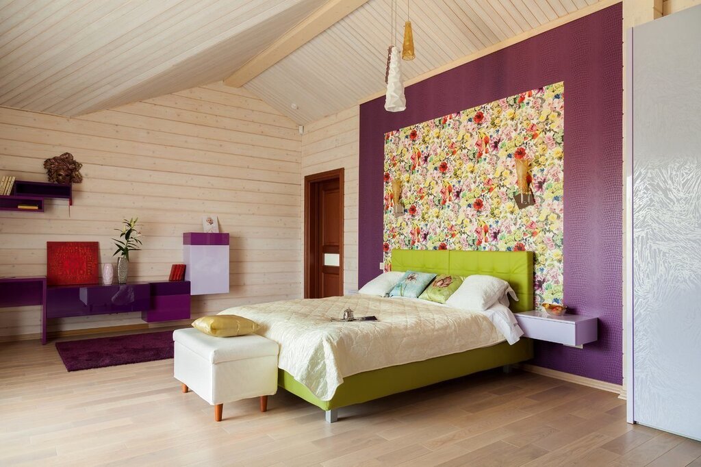 The combination of wood and wallpaper in the interior