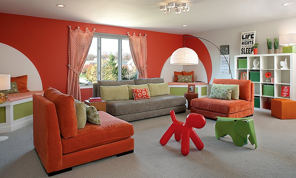 The combination of red and green in the interior