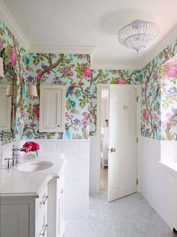 Combination of tiles and wallpaper in the kitchen