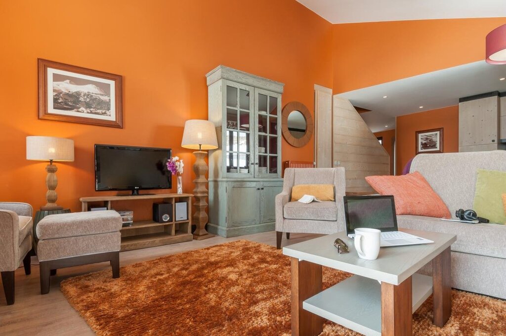 The combination of gray and orange in the interior