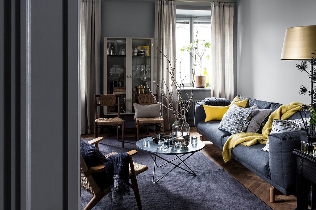 The combination of gray and gold in the interior