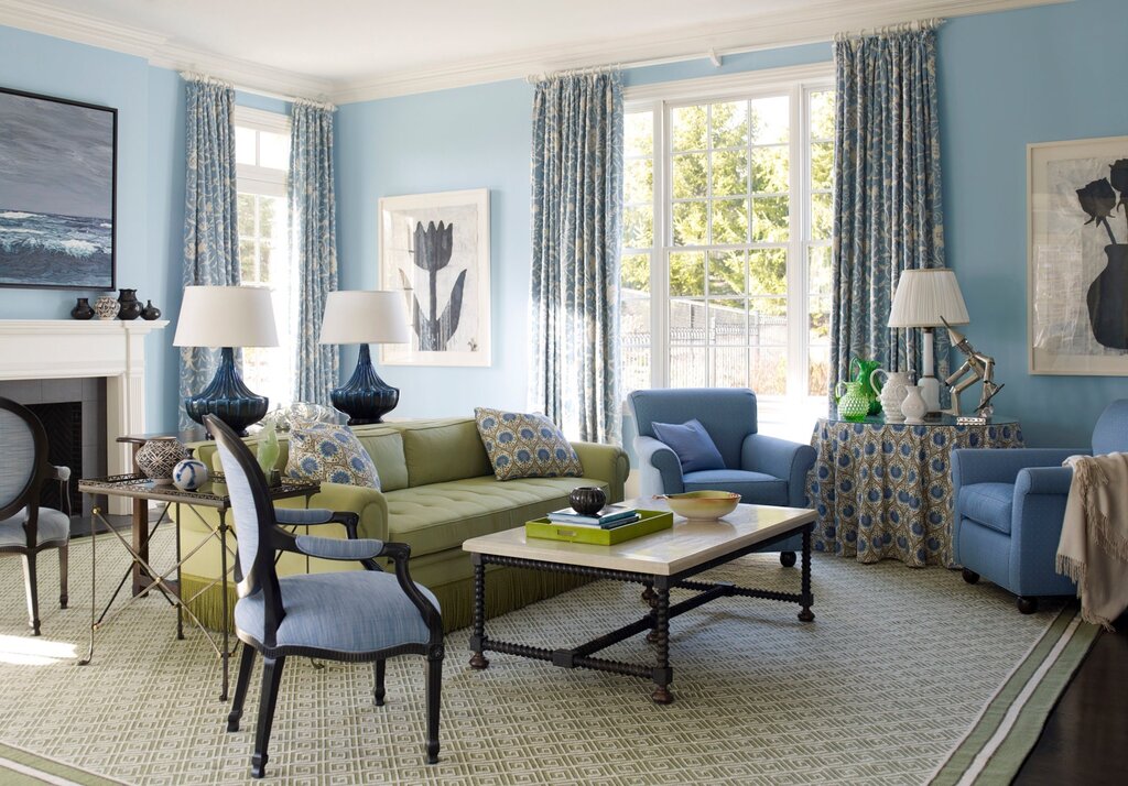 The combination of blue and beige in the interior