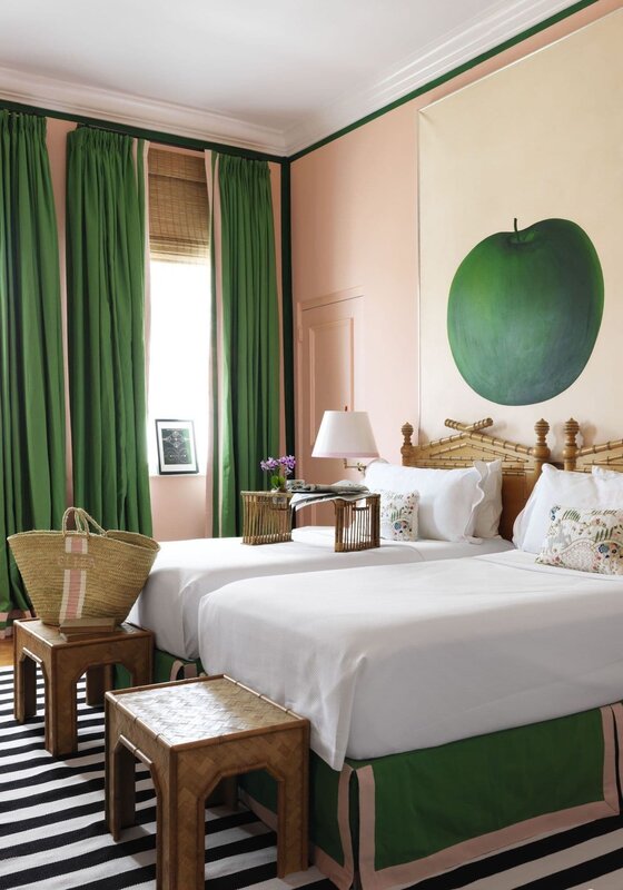 The combination of green in the bedroom interior