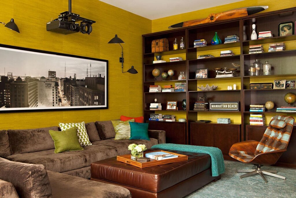 The combination of yellow and brown in the interior