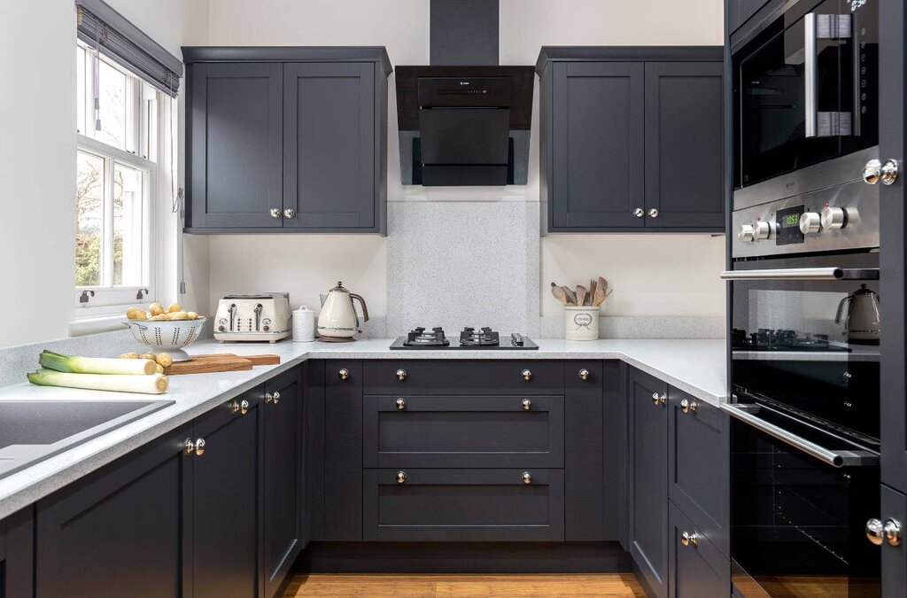 Modern U-shaped kitchens with a window