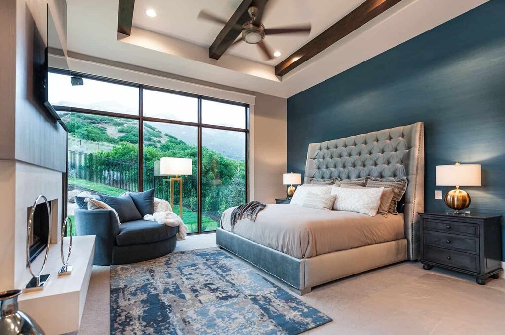 A bedroom with an accent wall behind the bed