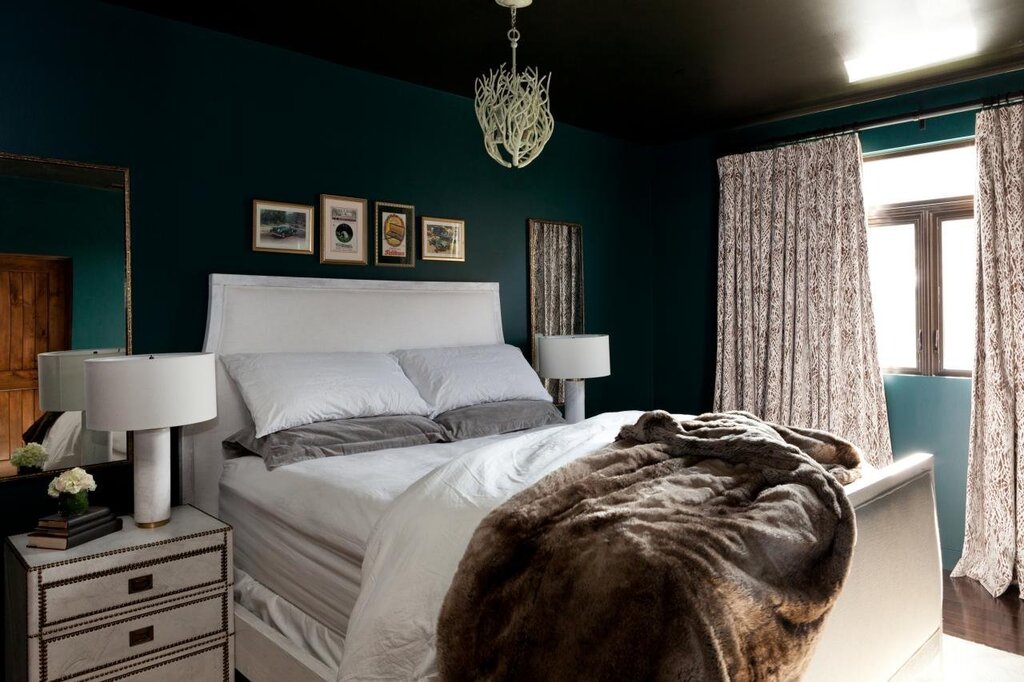 The bedroom in emerald color