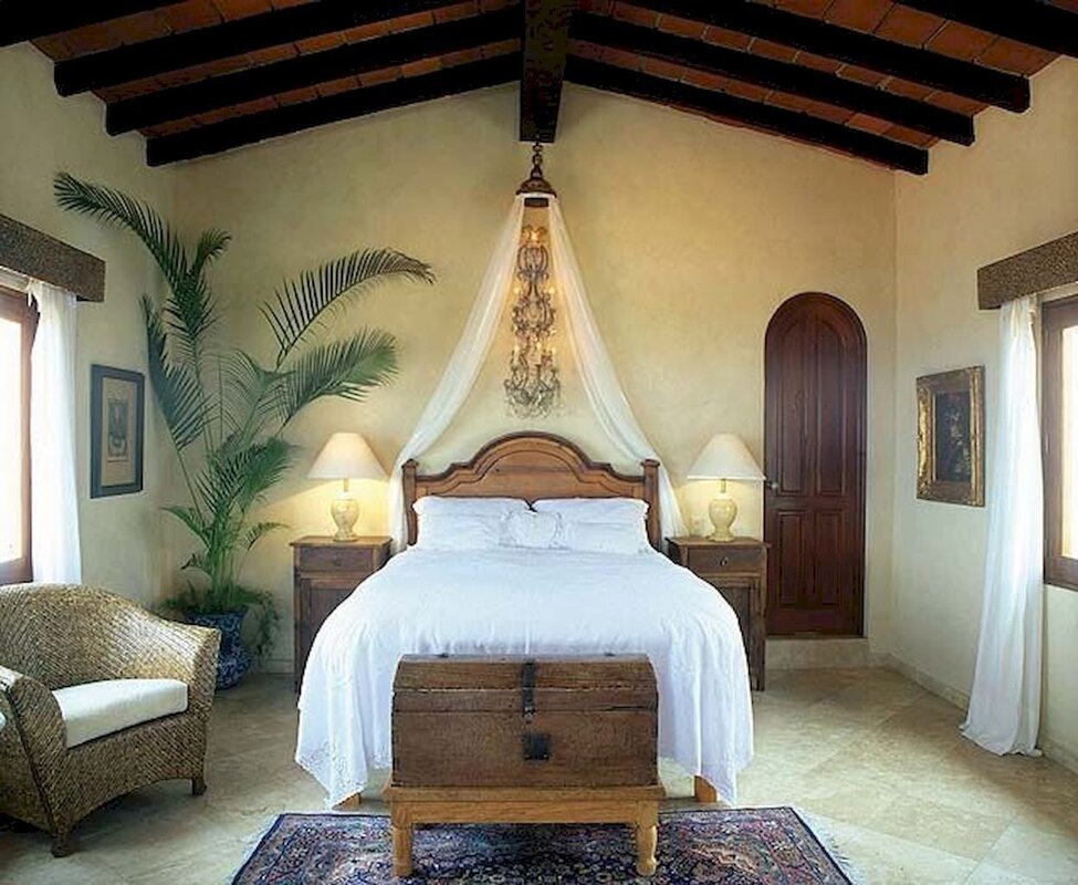 Colonial-style bedroom