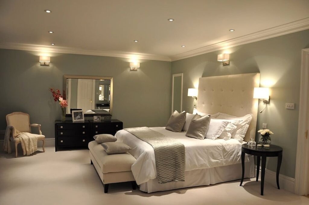 Ceiling spotlights in the bedroom