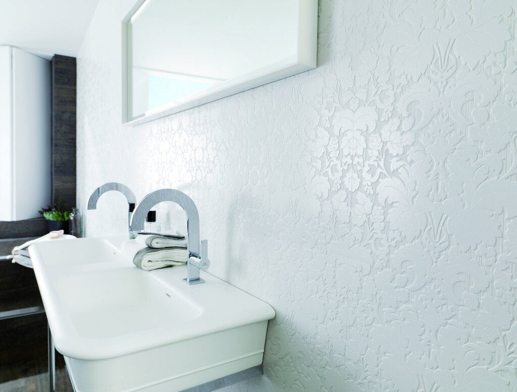 Fiberglass wallpaper for the bathroom