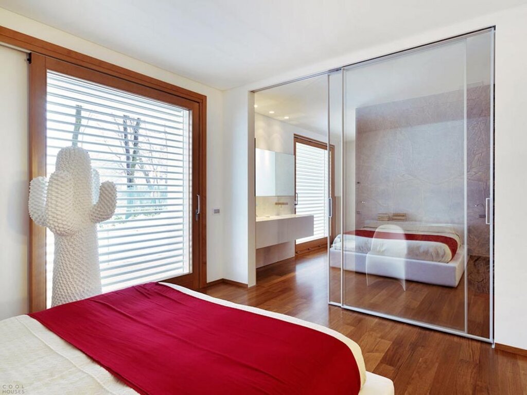 Glass partition between the bathroom and the bedroom