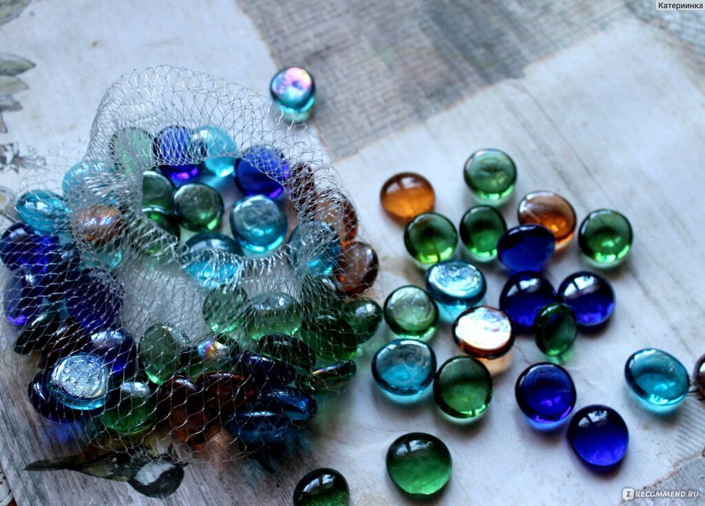 Glass pebbles for decoration