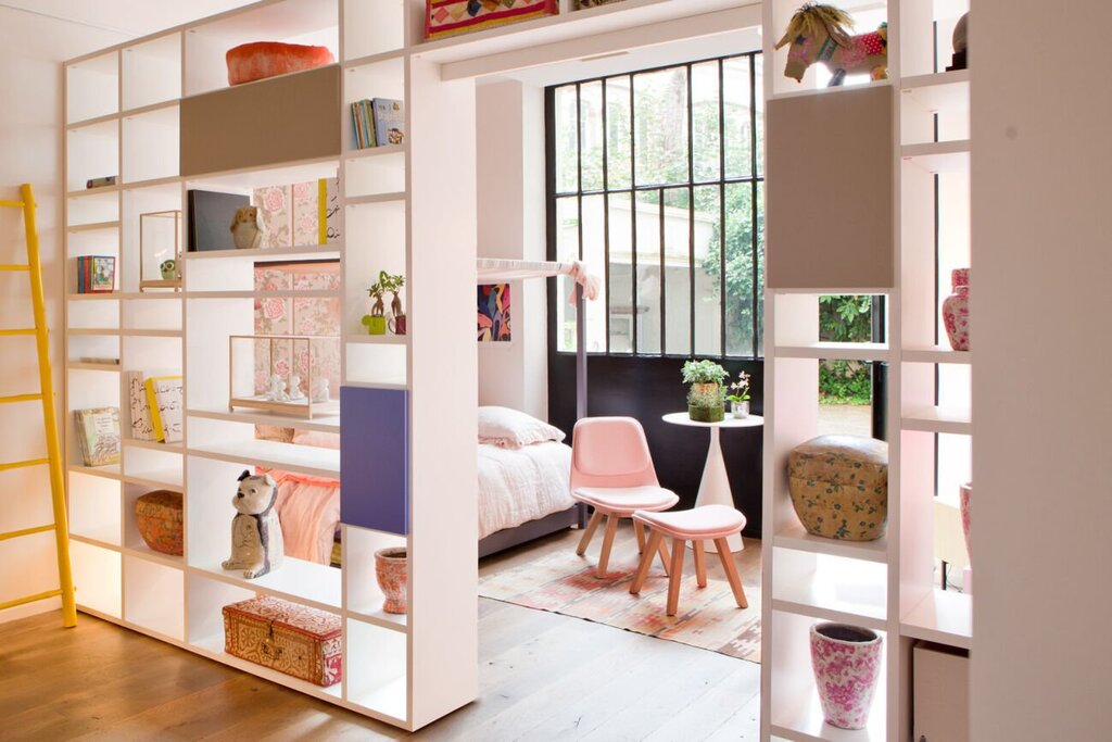 Room divider shelving unit