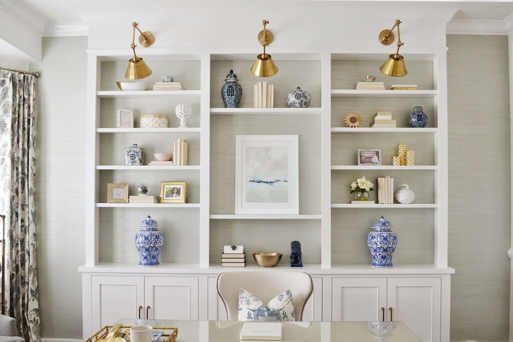 Shelving unit in classic style