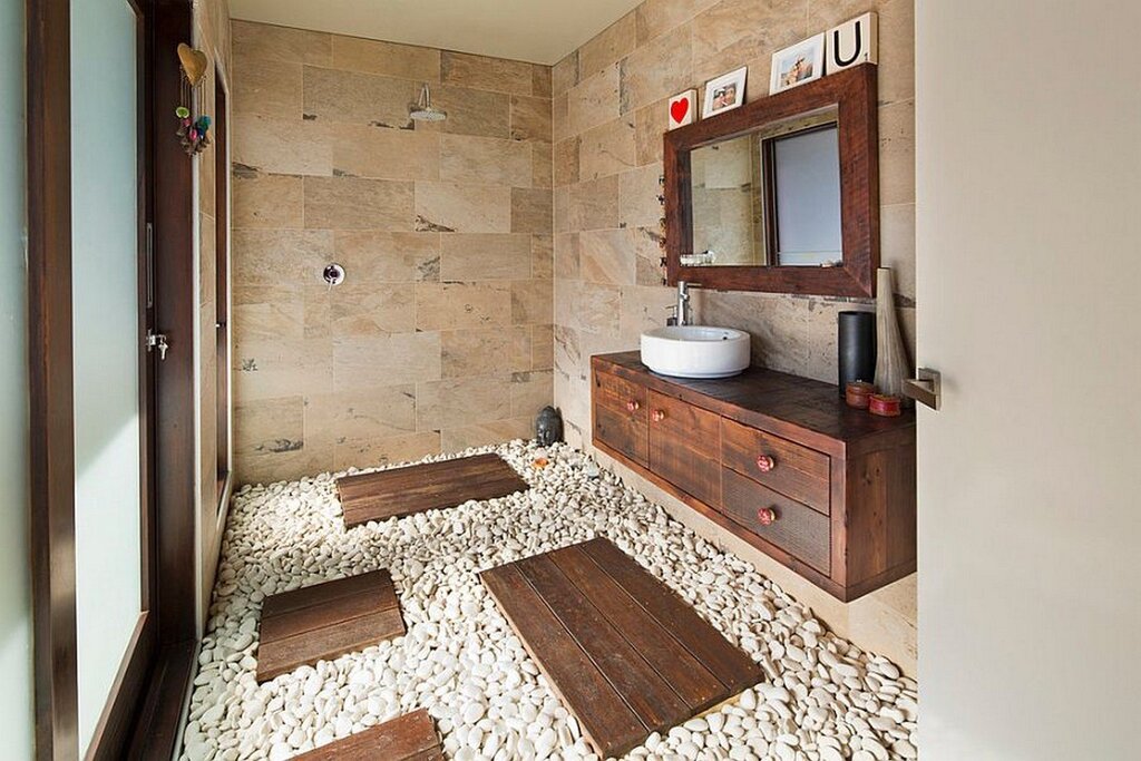 Pebble wall in the bathroom