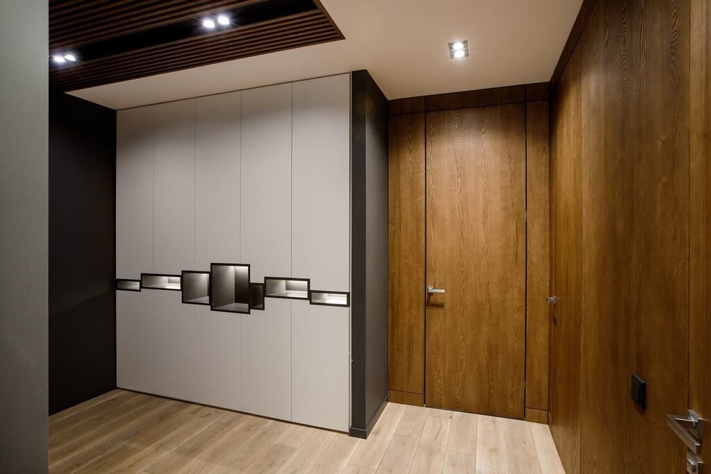 Walls made of laminate in the hallway interior