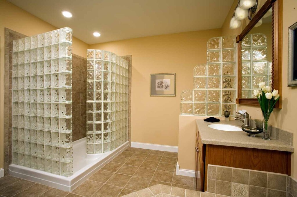 A wall made of glass blocks in the bathroom