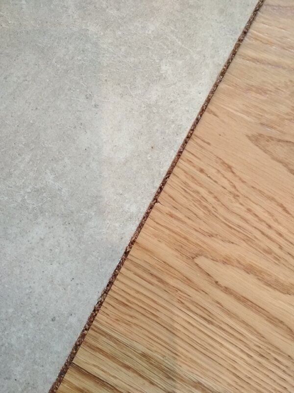 Joint between tile and parquet board