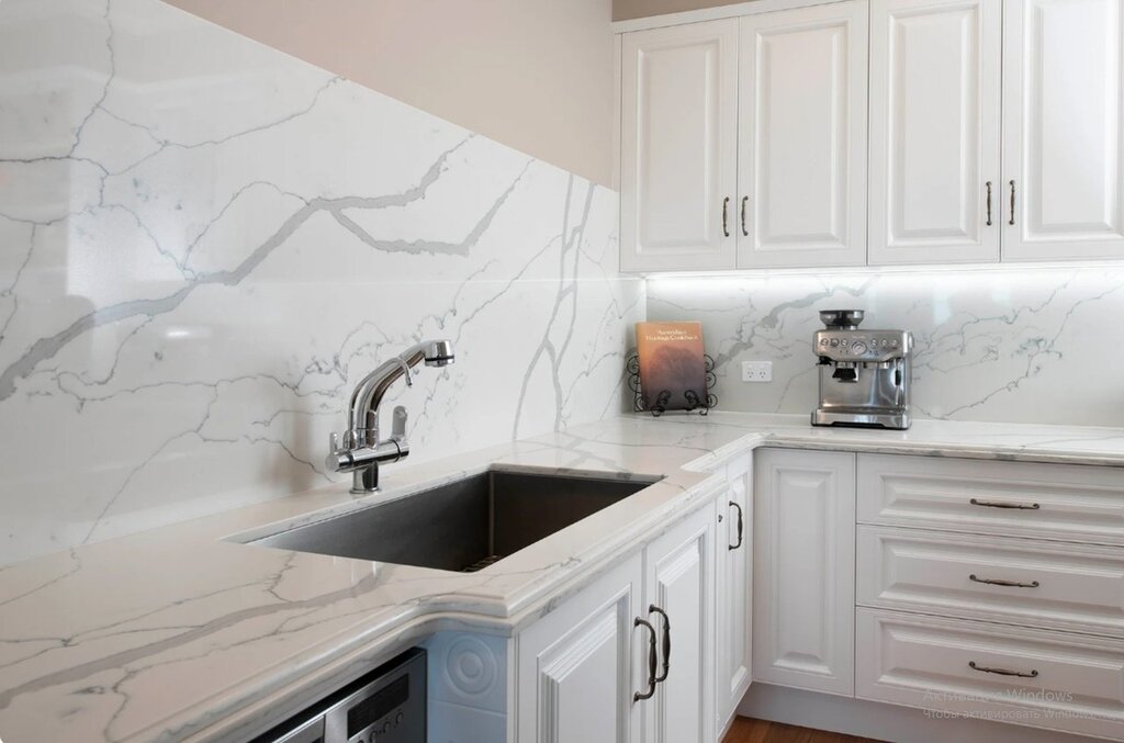 A countertop and backsplash made of porcelain stoneware