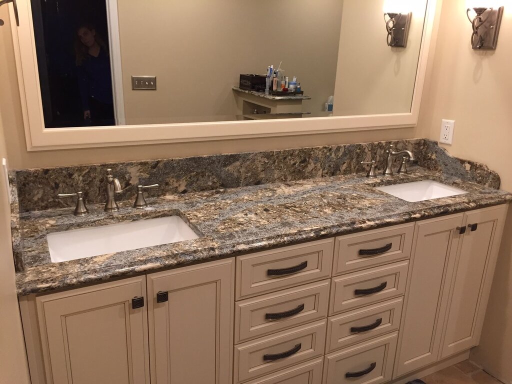 Countertop made of quartz agglomerate for the bathroom