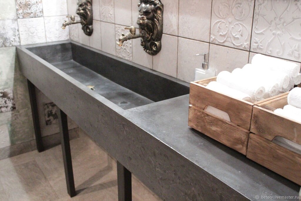 A countertop in the bathroom made of porcelain stoneware