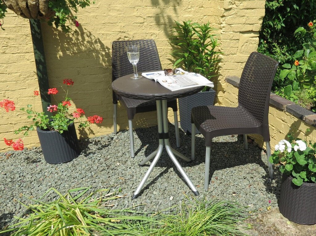 Table and chairs for the balcony