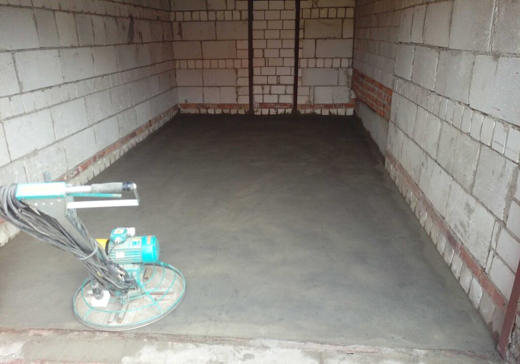 Floor screed in the garage