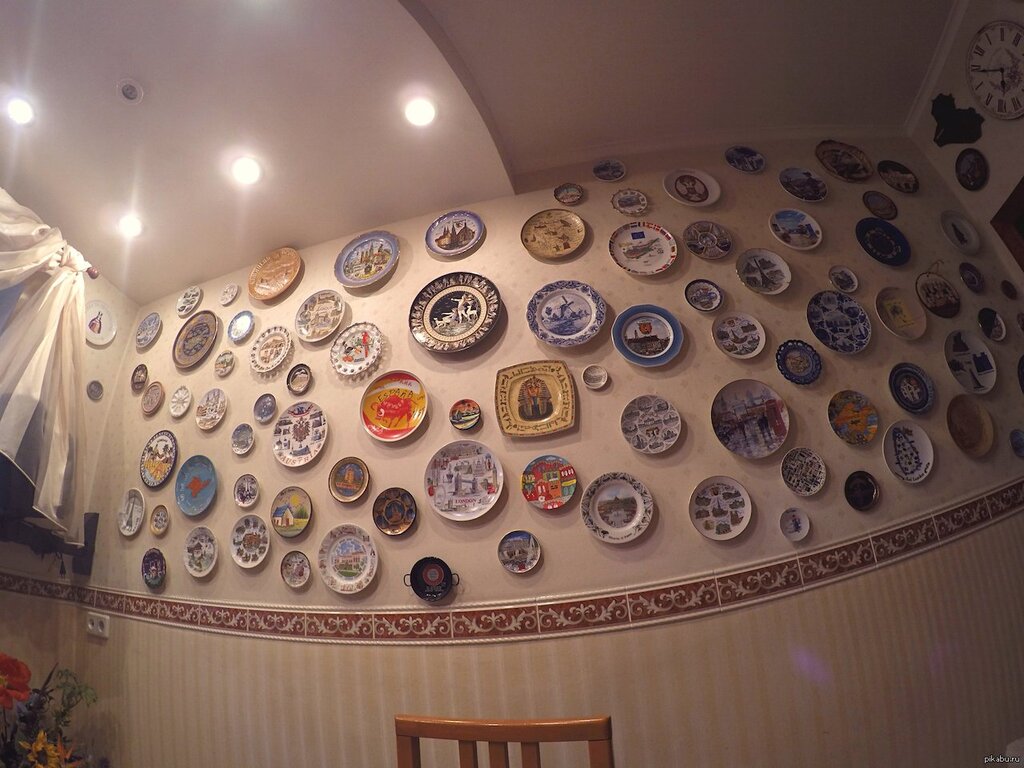 Souvenir plates on the wall