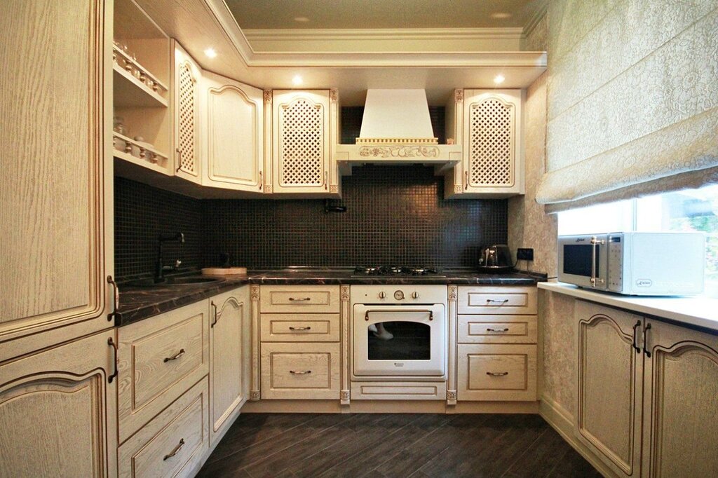 A light kitchen with a dark backsplash