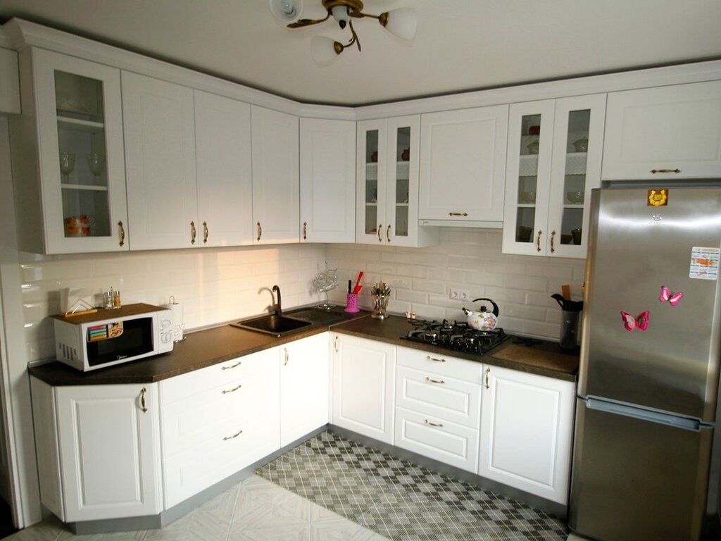 A light kitchen set with a dark countertop