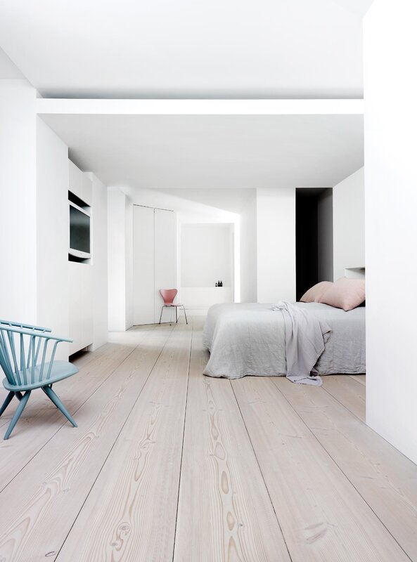 Light laminate flooring in the apartment interior