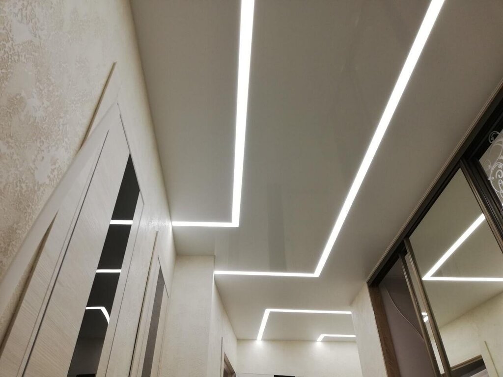 Light lines on the ceiling in the corridor